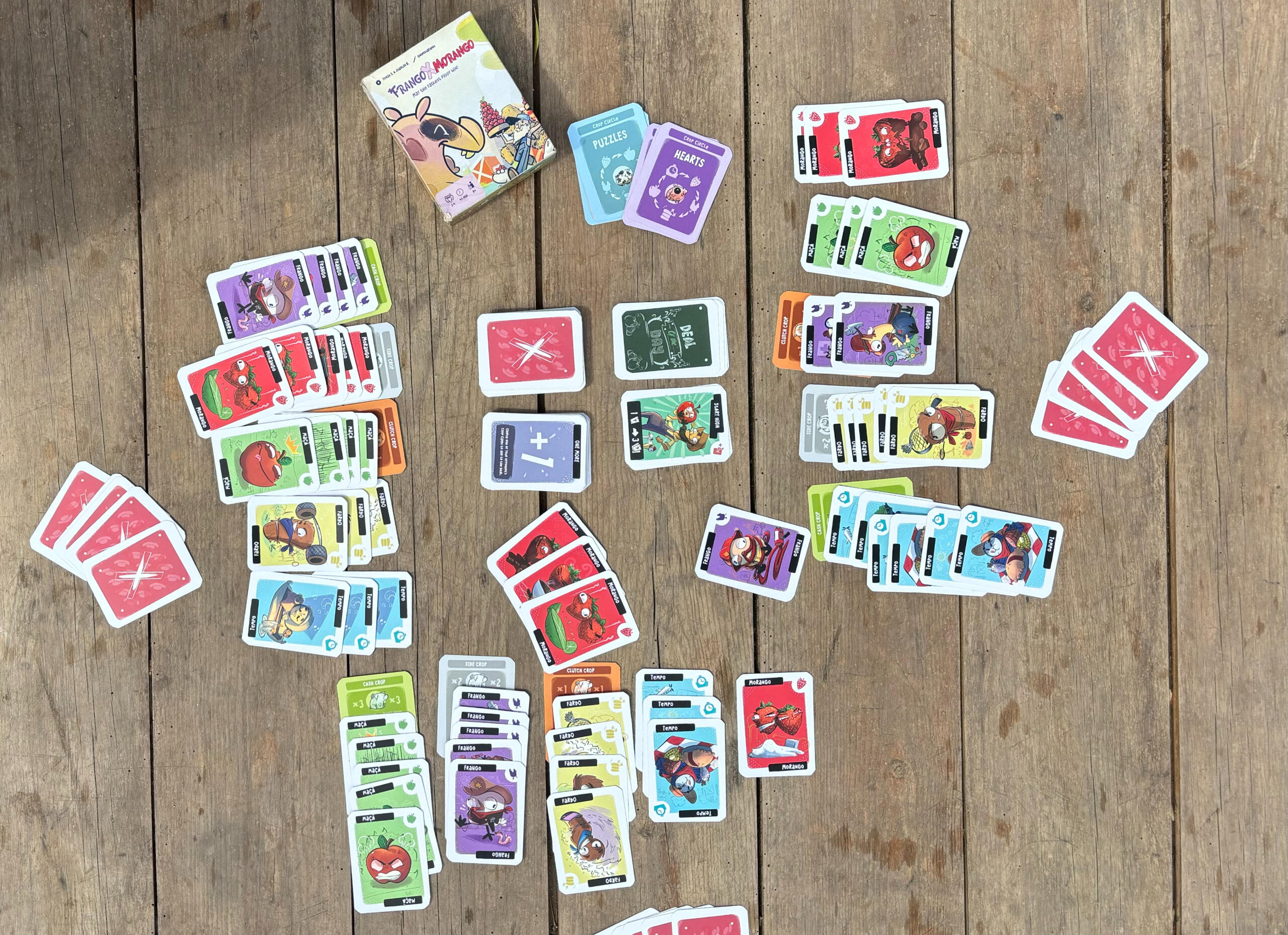 Setup of the game Frango X Morango by Not Bored Games